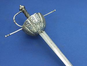 A very nice Antique 17th Century Spanish or Italian Cup Hilted Rapier, length 123 cm, in very good condition. Price 5.500 euro
