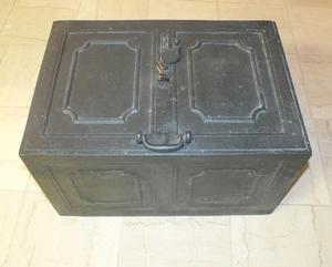 A very nice antique 19th century heavy Iron strongbox/War-chest. 61x40x34cm. in very good condition. Price 850,- euro