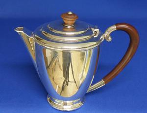 A very nice English Silver Tea or Coffee Pot, Birmingham 1939, height 16 cm, in very good condition. Price 450 euro reduced to 395 euro