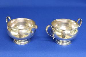 A very nice English Sterling Silver Sugar & Cream Set, height 7 cm, in very good condition. Price 130 euro reduced to 98 euro