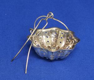 A very nice French Silver Tea Strainer Marked Christofle (Paris) , in very good condition. Price 75 euro reduced to 59 euro