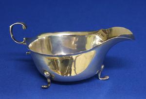A very nice English Silver Sauce or Gravy Boat, Chester 1908, height 6.5 cm, in very good condition. Price 150 euro reduced to 120 euro