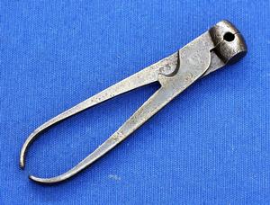 A very nice 19th century small bullet mold, length 11,5cm, 10mm caliber. In good condition. Price 150,-.