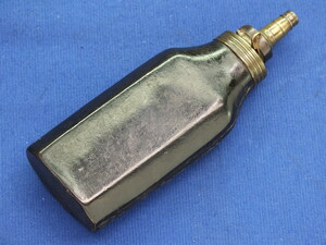 A fine and scarce antique 19th century black leather Powder Flask, height 16 cm, in very good condition. Price 250 euro