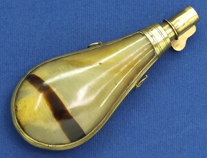 A fine antique 18th century Green Horn powderflask with brass mounts, Height 16,5 cm. In very good condition. Price 275 euro