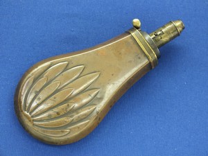 A fine antique 19th Century Embossed Powder Flask, height 18 cm, in very good condition. Price 195 euro