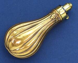 A fine antique 19th century fluted embossed powderflask. Height 18,5 cm. In very good condition. Price 265 euro