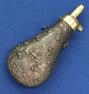 A fine antique 19th century French powderflask. Marked A.G. 26. Height 18 cm. In very good condition. Price 350 euro