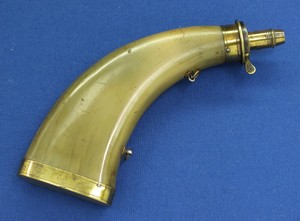 A fine antique 19th century green horn Powder flask with Brass Mounts, height 24,5 cm. In near mint condition. Price 235 euro
