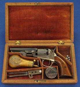 A fine antique American cased Colt model 1849 Pocket Percussion Revolver, 6 shot 31 caliber, 4 inch barrel with 2 line Hartford address. In very good condition. Price 4.600 euro