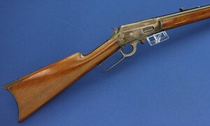 A fine antique American Marlin Model 1893 Lever Action Rifle. Caliber 32-40, 26 inch round barrel with clear address. Length 113cm. In very good condition. 