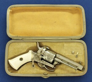 A fine antique Belgian engraved Nickel Plated 6 shot single and double action 5mm Lefaucheux type pinfire revolver in it's original leather covered case. Length 14 cm. In very good condition. Price 950 euro