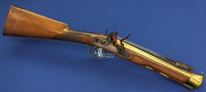 A fine antique English Brass Barreled Flintlock Blunderbuss with Spring Bayonet. Circa 1800-1820. Length 67,5cm. Caliber 32mm at muzzle. In very good untouched condition. Price 3.500 euro
