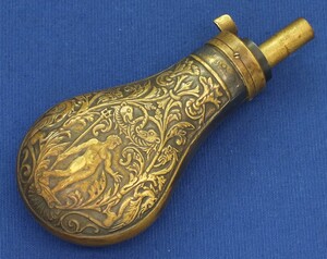A replica Italian Florentine style Neptune pattern copper embossed powderflask. Height 15,5cm. In very good condition. Price 65 euro