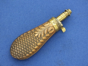 A very nice antique 19th Century Embossed Pistol Powder Flask, height 14.5 cm, in very good condition. Price 325 euro