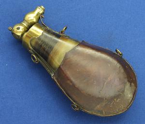 A very nice Antique 19th century Green Horn Powderflask partly covered with leather with a Patent Swivel Top Nuzzle, length 21 cm,in  very good condition. Price 360 euro