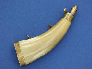 A very nice antique 19th Century Horn Powder Flask with Brass Mounts, height 20 cm, in very good condition. Price 225 euro