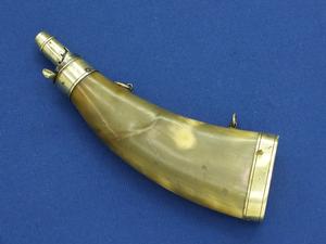 A very nice antique 19th Century Powder Horn with Brass Mounts, height 19,5 cm, in very good condition. Price 260 euro
