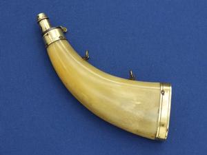 A very nice antique 19th Century Powder Horn with Brass Mounts,  height 20,5 cm, in very good condition. Price 260 euro