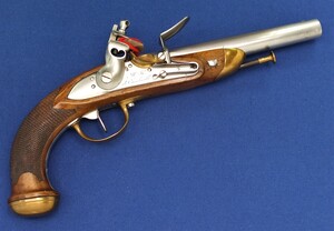 A very nice antique French Cavalry Officers Pistol Model 1822, signed Mre Rle de Charleville, caliber 17,1 mm, length 36 cm, in very good condition. Price 1.975 euro