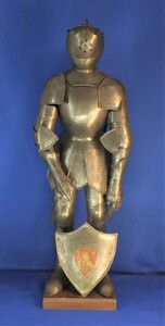 A very nice antique miniature armour with shield, fine etched with decorations, circa 1900,  height 78 cm, in very good condition. Price 1.100 euro