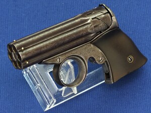 A very scarce antique American Remington Zig-Zag Deringer, Elliot's Pocket Revolver. Less than 1000 made, 6 shot 22 short caliber. Length 12cm. In very good condition.