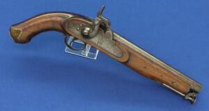 An antique British Victorian Military? percussion pistol circa 1850. Large 16,6mm caliber, 9 inch barrel with Brimingham proofmarks. Length 41cm. In very good condition. Price 1.100 euro