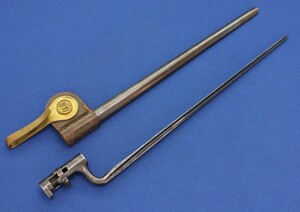 An US Bayonet Model 1873 for Springfield Rifle, length  53,5 cm, with scabbard and frog, in very good condition. Price 210 euro