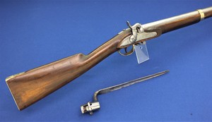 A fine and scarce antique 19th century Swiss M1842 Cadet Percussion Rifle with Bayonet, caliber 14,5 mm, length 124 cm, in very good condition. Price 1.500 euro