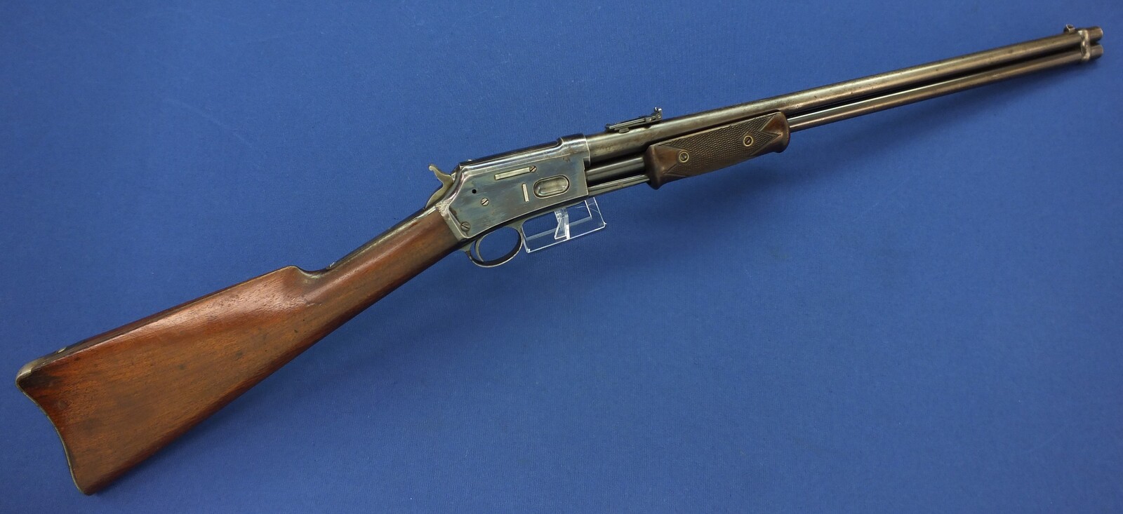 A fine and scarce Antique American Colt Lightning Slide Action medium frame Baby Carbine. Caliber 44-40. 20 inch barrel. Length 94cm. In very good condition. Price 5.800 euro.