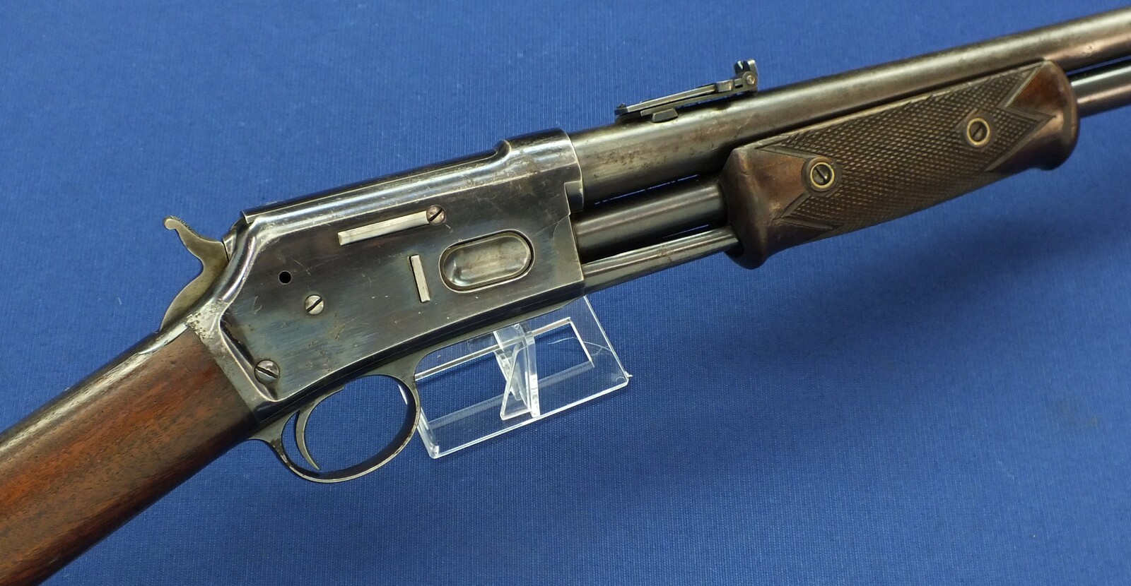 A fine and scarce Antique American Colt Lightning Slide Action medium frame Baby Carbine. Caliber 44-40. 20 inch barrel. Length 94cm. In very good condition. Price 5.800 euro.