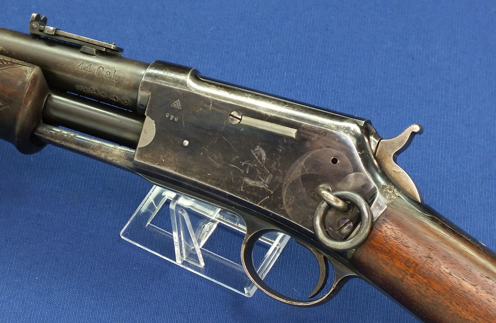 A fine and scarce Antique American Colt Lightning Slide Action medium frame Baby Carbine. Caliber 44-40. 20 inch barrel. Length 94cm. In very good condition. Price 5.800 euro.