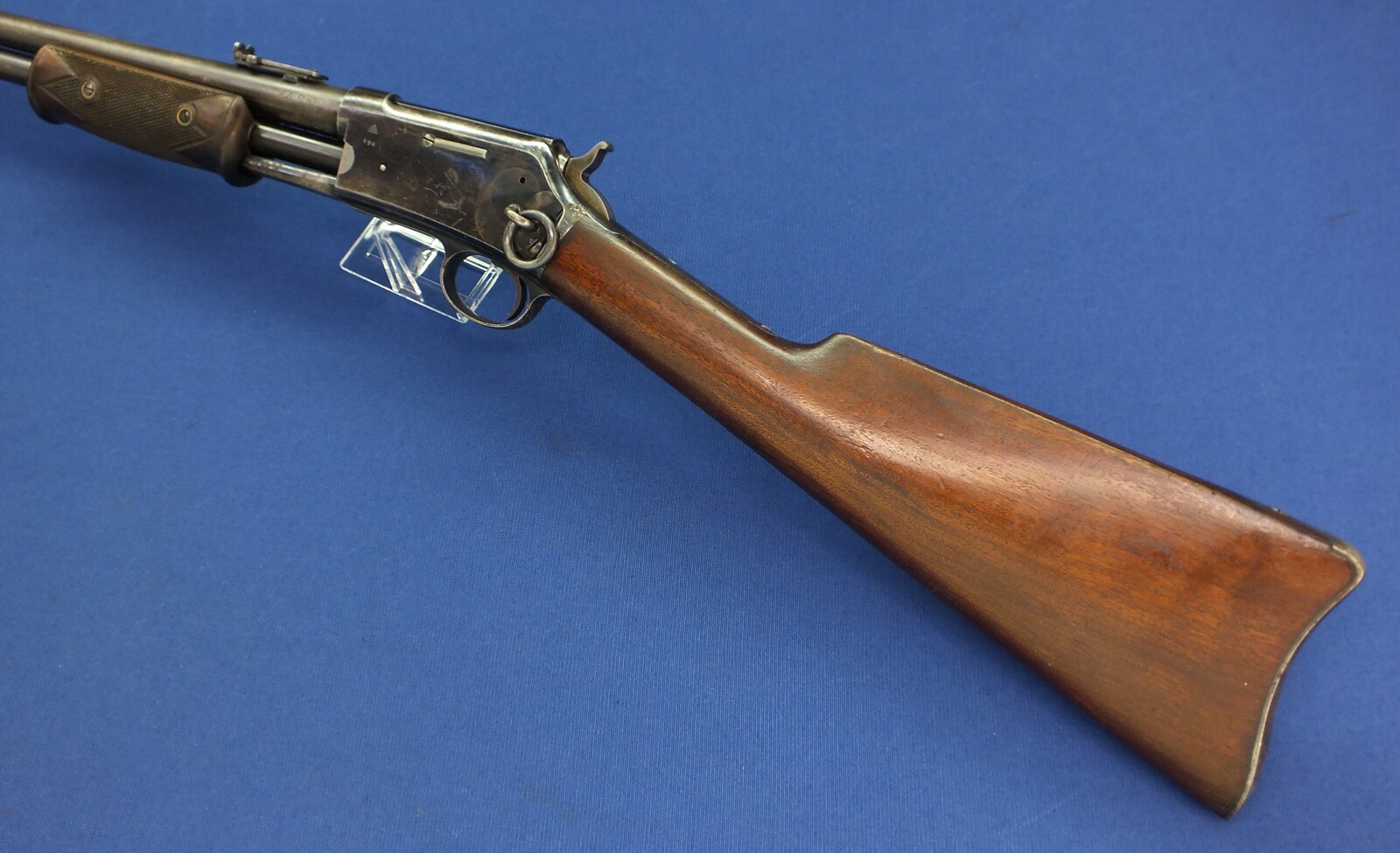 A fine and scarce Antique American Colt Lightning Slide Action medium frame Baby Carbine. Caliber 44-40. 20 inch barrel. Length 94cm. In very good condition. Price 5.800 euro.