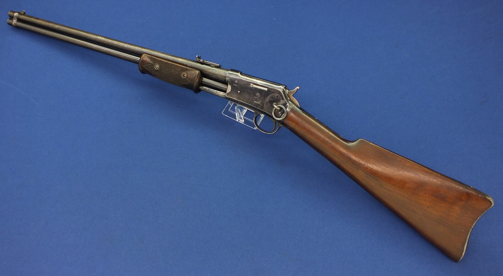 A fine and scarce Antique American Colt Lightning Slide Action medium frame Baby Carbine. Caliber 44-40. 20 inch barrel. Length 94cm. In very good condition. Price 5.800 euro.