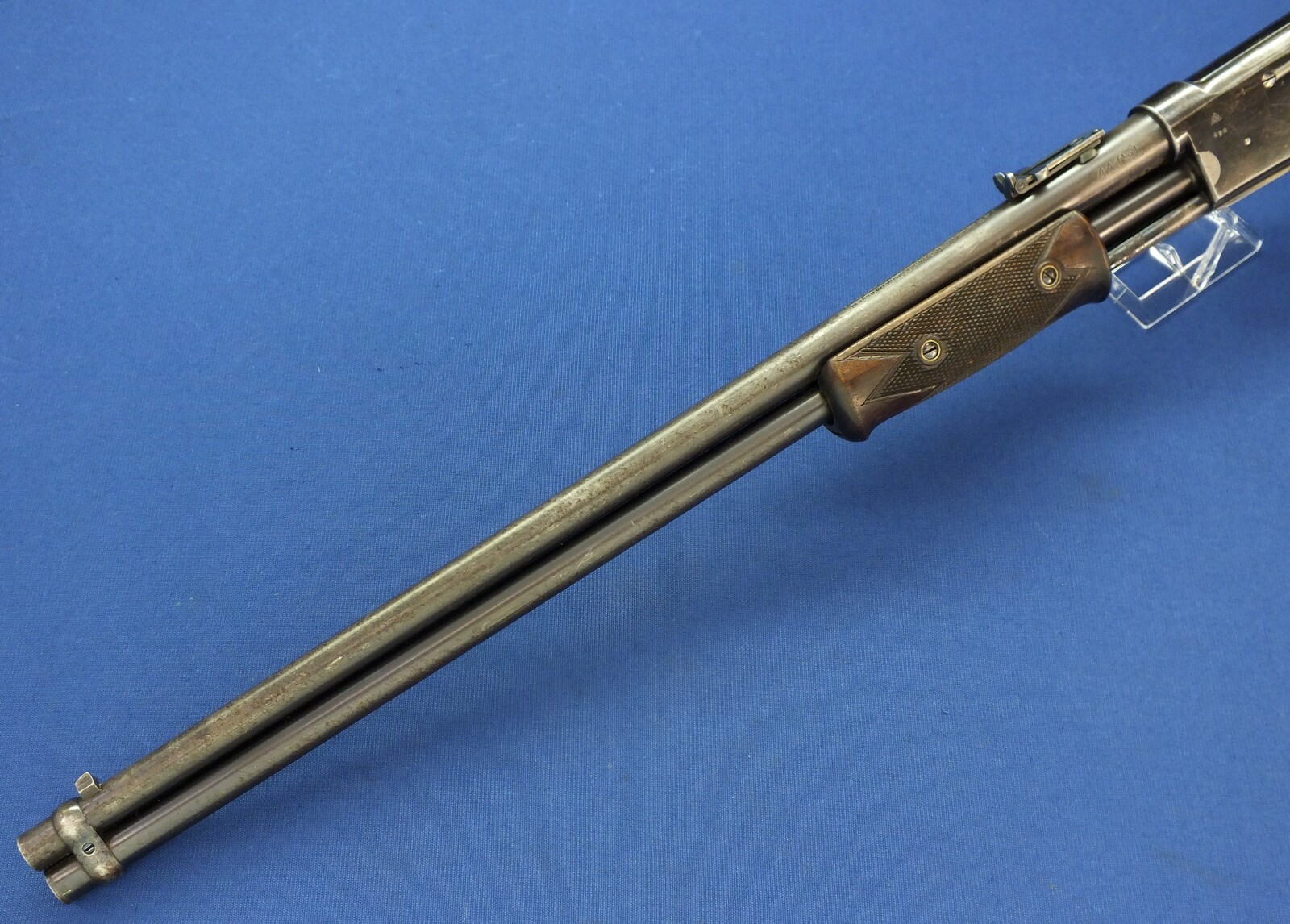 A fine and scarce Antique American Colt Lightning Slide Action medium frame Baby Carbine. Caliber 44-40. 20 inch barrel. Length 94cm. In very good condition. Price 5.800 euro.