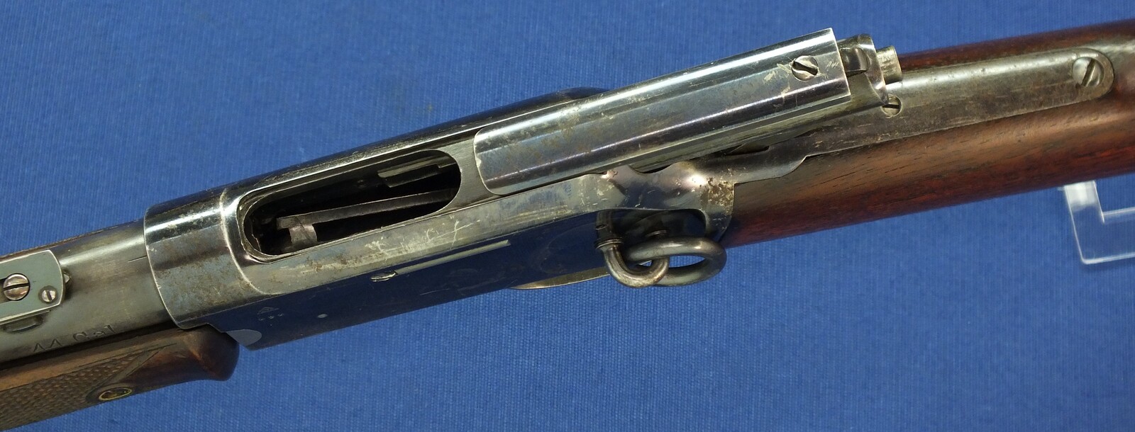 A fine and scarce Antique American Colt Lightning Slide Action medium frame Baby Carbine. Caliber 44-40. 20 inch barrel. Length 94cm. In very good condition. Price 5.800 euro.