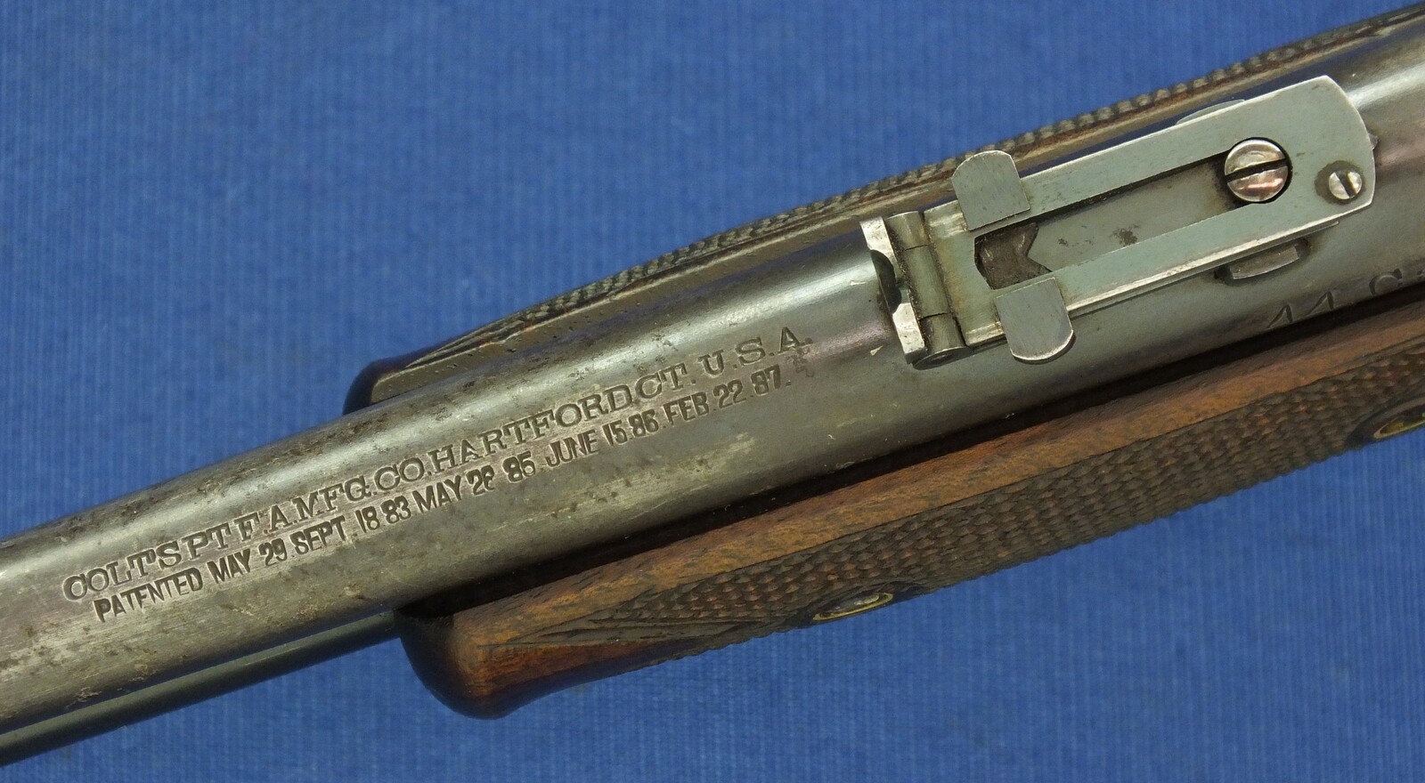 A fine and scarce Antique American Colt Lightning Slide Action medium frame Baby Carbine. Caliber 44-40. 20 inch barrel. Length 94cm. In very good condition. Price 5.800 euro.