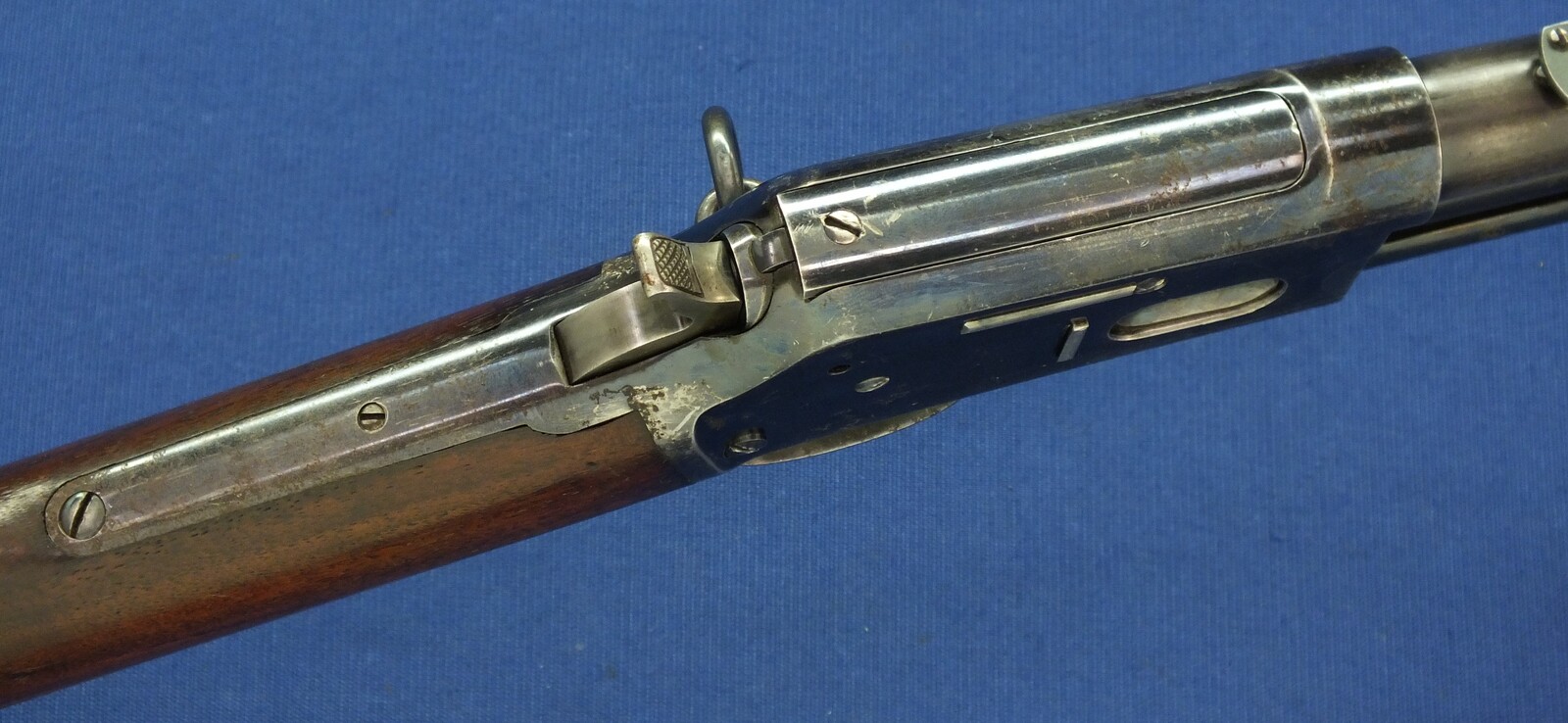 A fine and scarce Antique American Colt Lightning Slide Action medium frame Baby Carbine. Caliber 44-40. 20 inch barrel. Length 94cm. In very good condition. Price 5.800 euro.