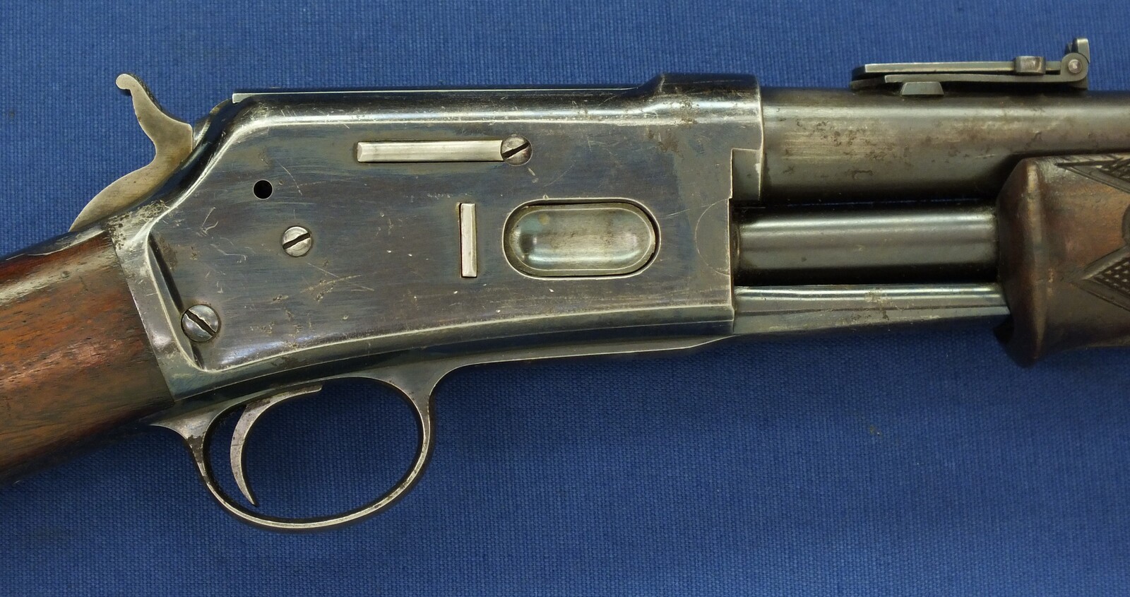 A fine and scarce Antique American Colt Lightning Slide Action medium frame Baby Carbine. Caliber 44-40. 20 inch barrel. Length 94cm. In very good condition. Price 5.800 euro.