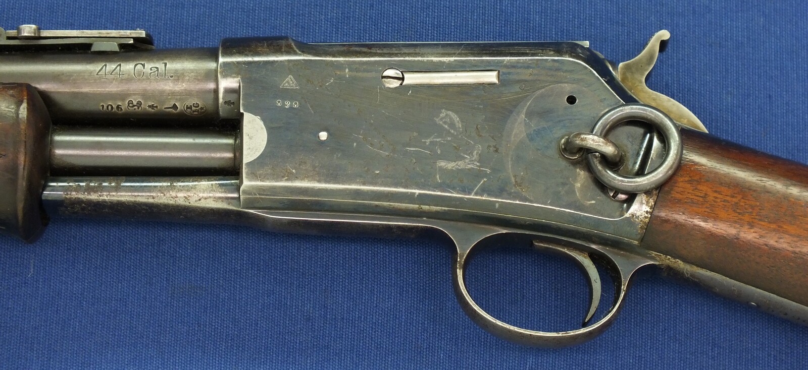 A fine and scarce Antique American Colt Lightning Slide Action medium frame Baby Carbine. Caliber 44-40. 20 inch barrel. Length 94cm. In very good condition. Price 5.800 euro.