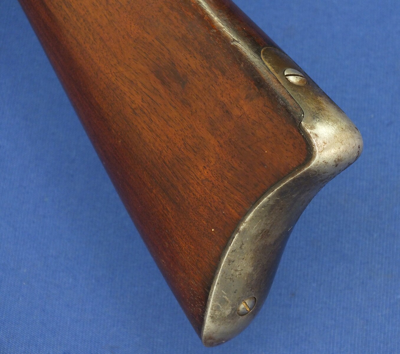 A fine and scarce Antique American Colt Lightning Slide Action medium frame Baby Carbine. Caliber 44-40. 20 inch barrel. Length 94cm. In very good condition. Price 5.800 euro.