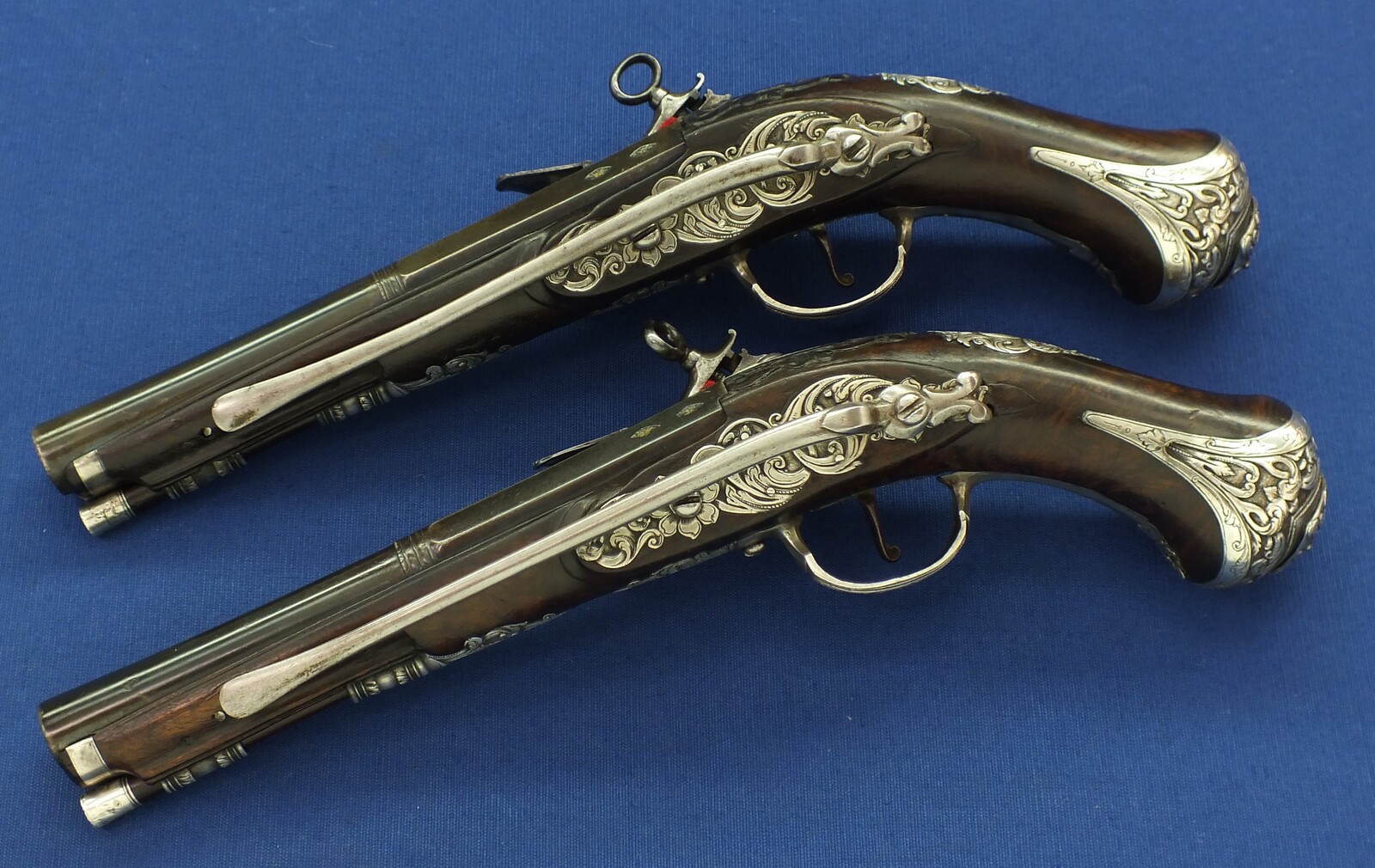 A fine antique 18th century pair of Spanish Silver mounted Miquelet lock belt-hook pistols by Manuel Cams Barcelona circa 1725. Caliber 16mm, length 33cm. In very good condition. Price 9.950 euro.