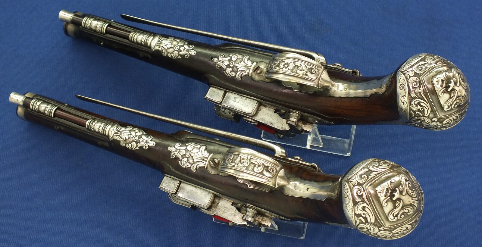 A fine antique 18th century pair of Spanish Silver mounted Miquelet lock belt-hook pistols by Manuel Cams Barcelona circa 1725. Caliber 16mm, length 33cm. In very good condition. Price 9.950 euro.