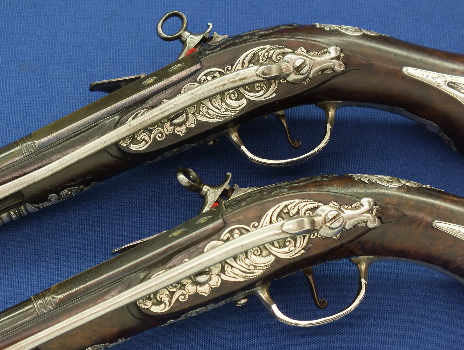 A fine antique 18th century pair of Spanish Silver mounted Miquelet lock belt-hook pistols by Manuel Cams Barcelona circa 1725. Caliber 16mm, length 33cm. In very good condition. Price 9.950 euro.