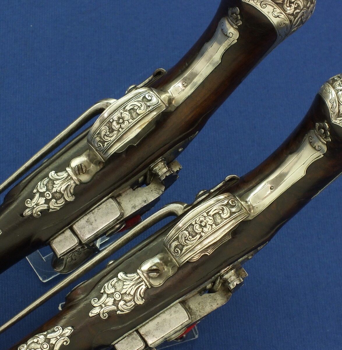 A fine antique 18th century pair of Spanish Silver mounted Miquelet lock belt-hook pistols by Manuel Cams Barcelona circa 1725. Caliber 16mm, length 33cm. In very good condition. Price 9.950 euro.