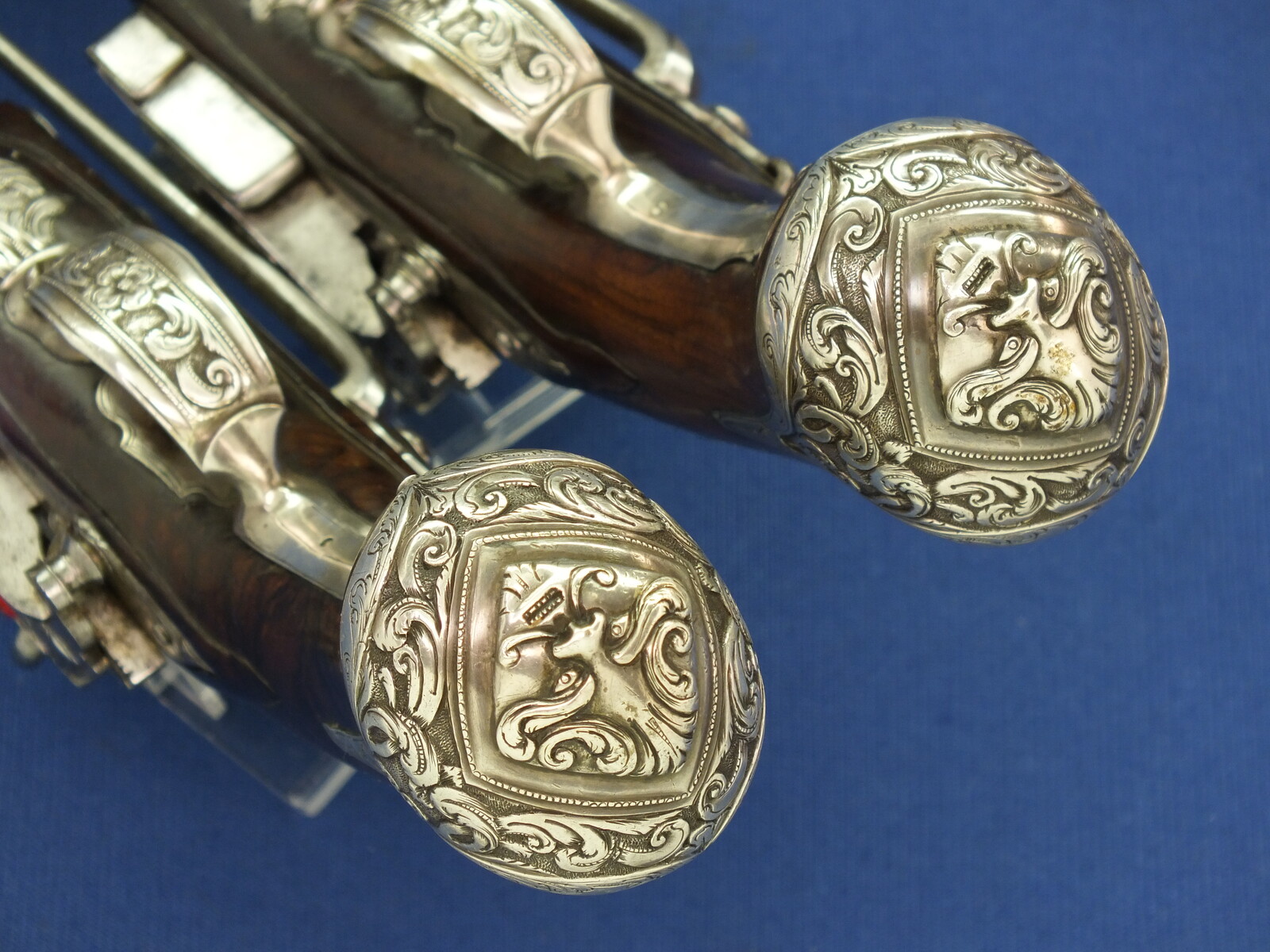 A fine antique 18th century pair of Spanish Silver mounted Miquelet lock belt-hook pistols by Manuel Cams Barcelona circa 1725. Caliber 16mm, length 33cm. In very good condition. Price 9.950 euro.