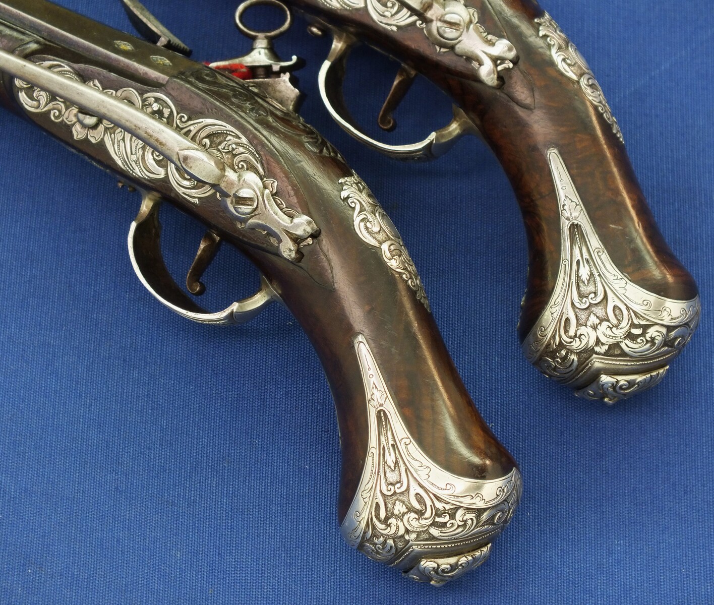 A fine antique 18th century pair of Spanish Silver mounted Miquelet lock belt-hook pistols by Manuel Cams Barcelona circa 1725. Caliber 16mm, length 33cm. In very good condition. Price 9.950 euro.