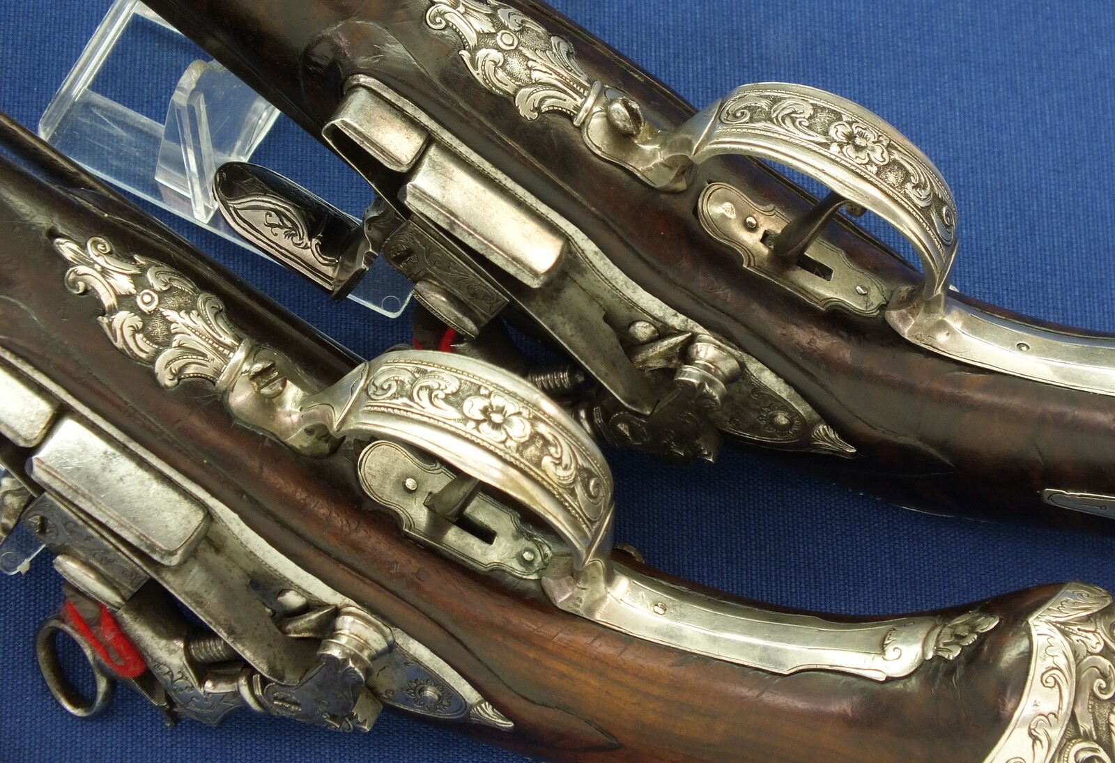 A fine antique 18th century pair of Spanish Silver mounted Miquelet lock belt-hook pistols by Manuel Cams Barcelona circa 1725. Caliber 16mm, length 33cm. In very good condition. Price 9.950 euro.