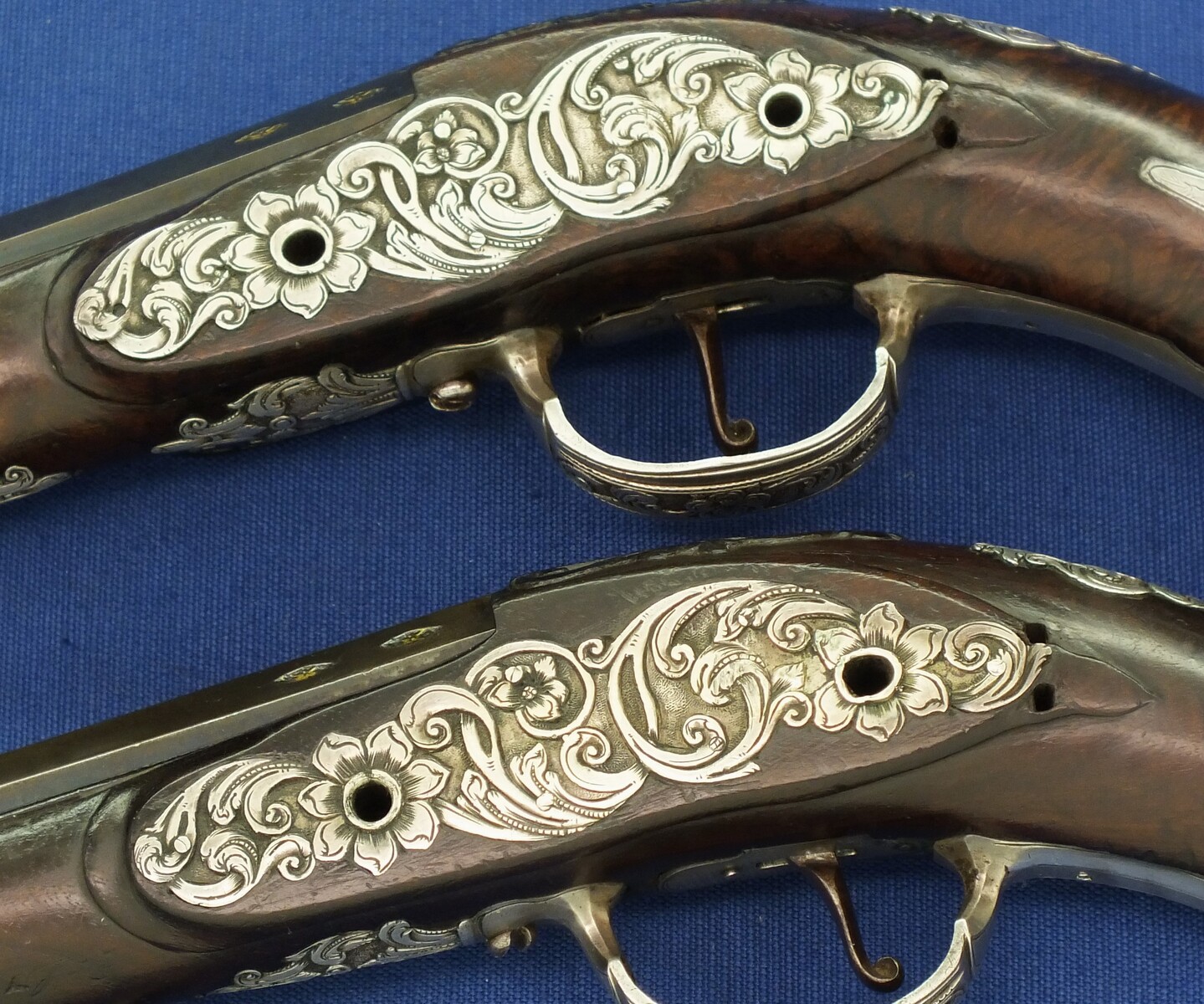 A fine antique 18th century pair of Spanish Silver mounted Miquelet lock belt-hook pistols by Manuel Cams Barcelona circa 1725. Caliber 16mm, length 33cm. In very good condition. Price 9.950 euro.