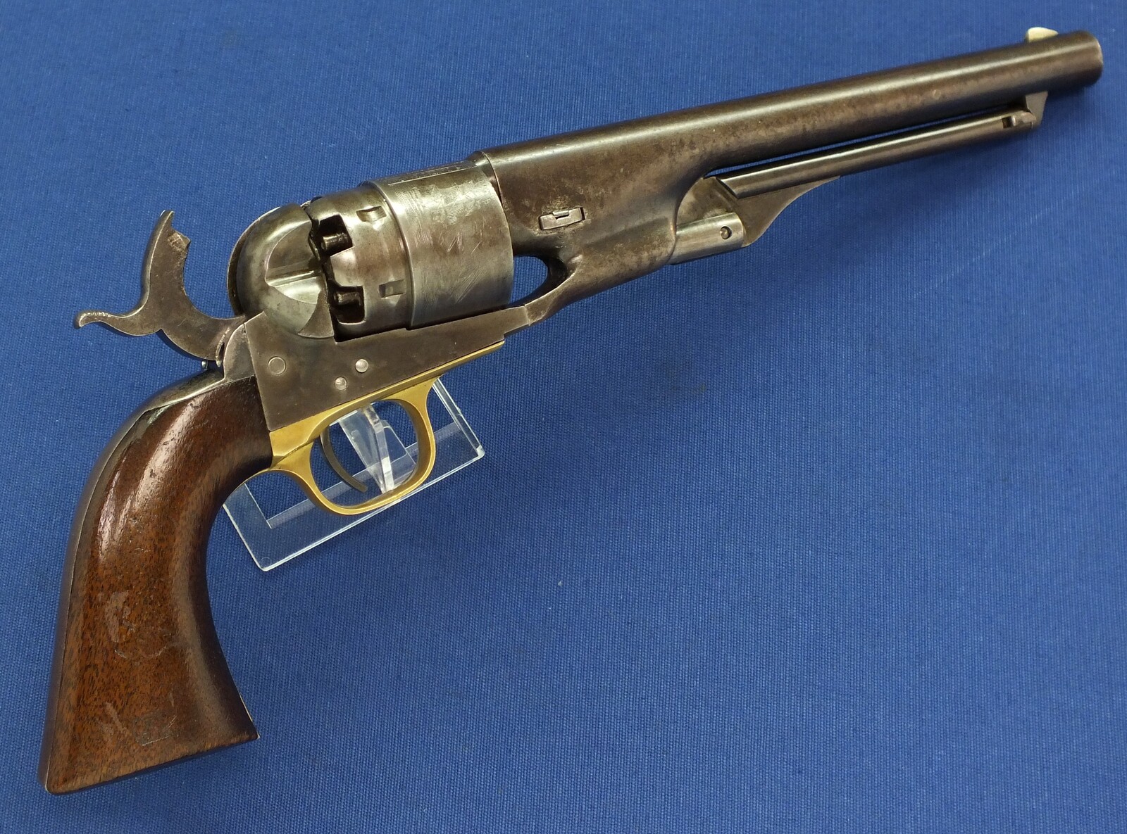 A fine antique American Civil War Colt Model 1860 Army percussion revolver. 6 shot 44 caliber, 8 inch barrel with New York address. Length 37cm. In very good condition. Price 7.500 euro.